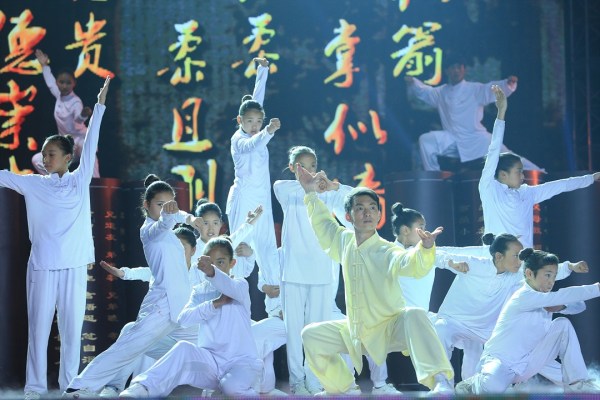 《出彩》半决赛蔡明热舞 男男拉丁 挑逗李连杰