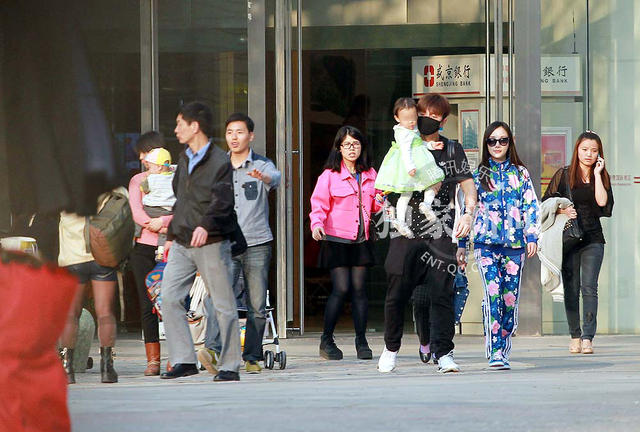 和贾乃亮夫妇推婴儿车载着未满一岁女儿现身东四环某商圈逛街的场景