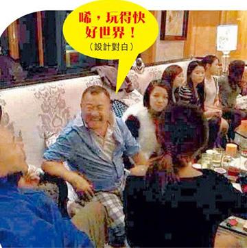 曾志伟早前东莞夜店游玩照曝光 众女陪坐(图)