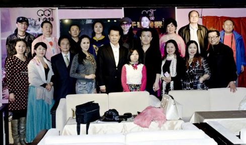 刘牧倾情献唱公益歌曲 被赞平易近人很敬业