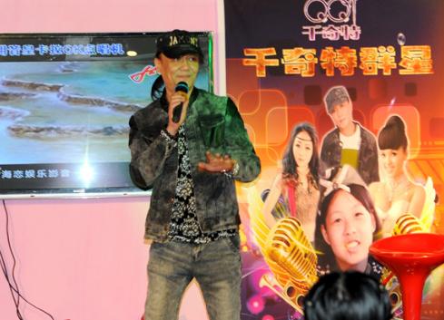 刘牧倾情献唱公益歌曲 被赞平易近人很敬业