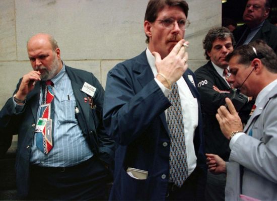 1997年10月27日道指重挫350點停止交易，交易員在紐交所外吸煙