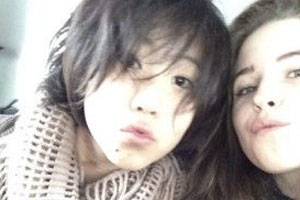 网传王菲女儿窦靖童出柜 与混血女友亲密照曝光