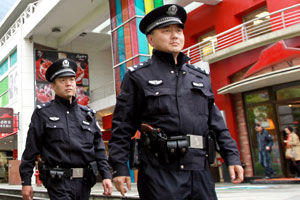 上海千余名一线巡逻民警佩专用05式转轮手枪巡逻