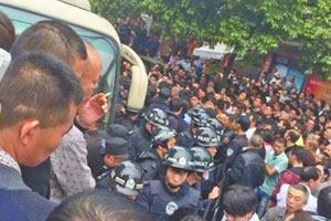 苍南城管执法冲突续:市民自述用手机拍照也被打