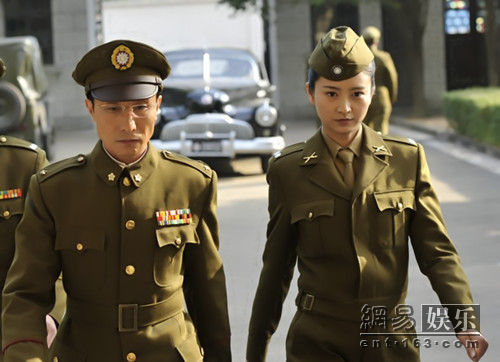 《黎明前的抉择》登卫视 斓曦演双生<em>姐妹</em>引热