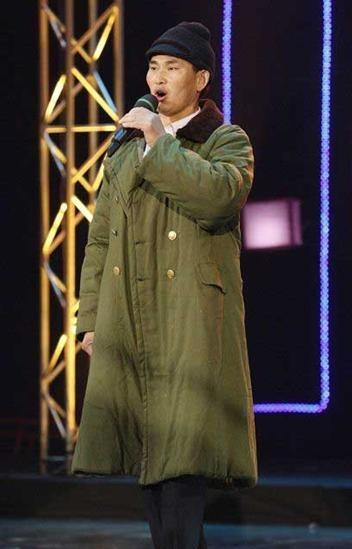 组图:“大衣哥”朱之文现身济南街头卖猪蹄_娱乐_南都网