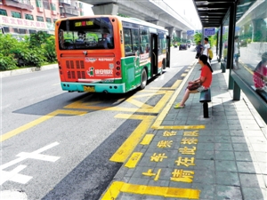 为何深圳公交站排队