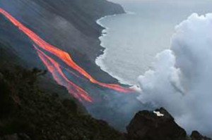 意大利活跃火山成景点 游客欣赏美景忘危险