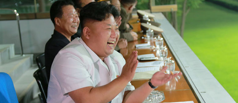 金正恩指导朝女足考核赛 拍手叫好