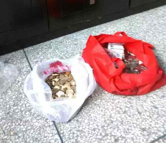 扬州一男子看人打牌却打伤人 拎6袋硬币赔给伤