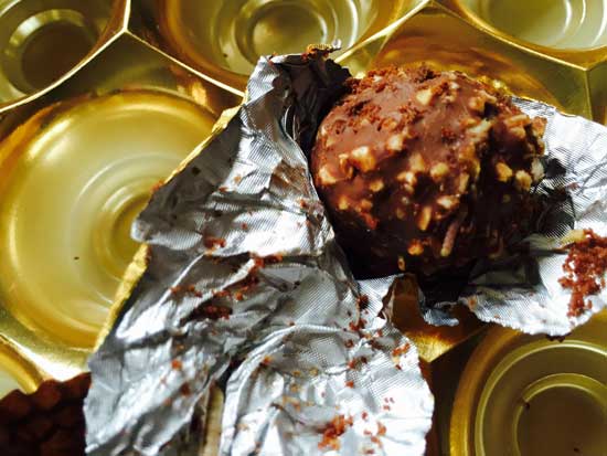 江苏句容:市民在超市买费列罗巧克力 竟然长满