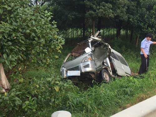 江苏丹阳:面包车行驶途中突撞护栏 飞出路外致