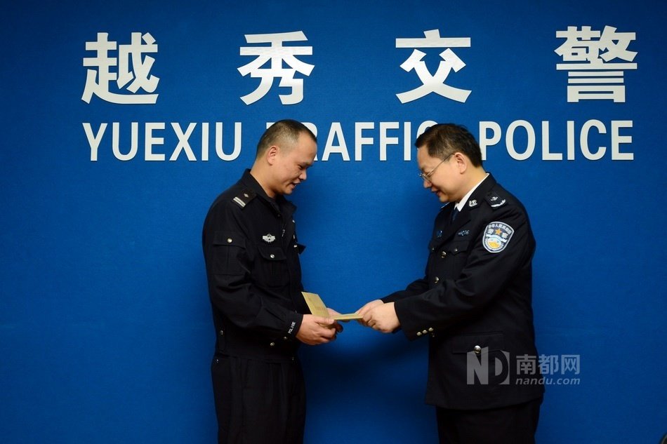 省公安厅政治部副主任王小平在慰问交警宋炳芬.