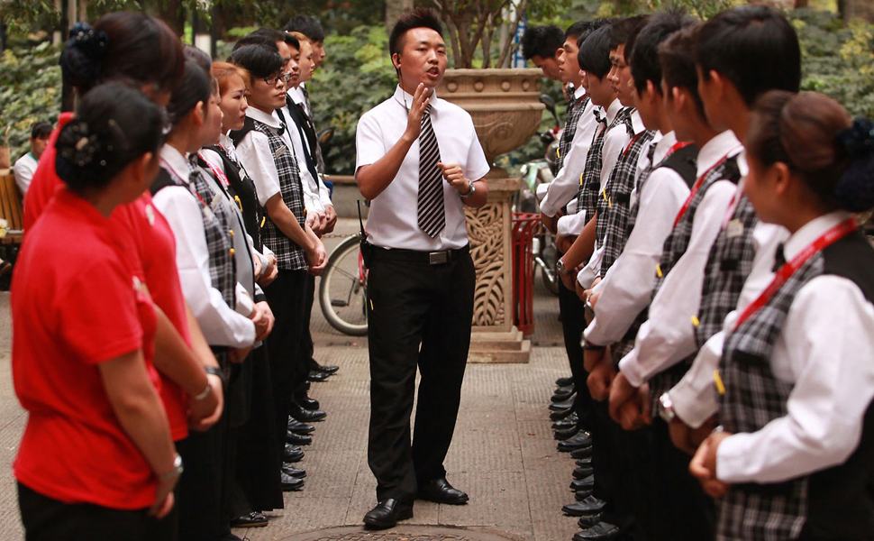 2012年9月26日,昆明,一餐厅的大堂经理为服务员做工作培训.图片