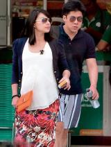 郭晶晶肚大如箩 与霍启刚同游泰国