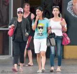 郭晶晶肚大如箩 与霍启刚同游泰国