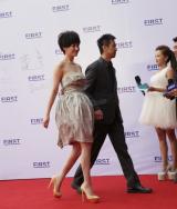 鄢颇遭砍伤后首亮相 牵手孕妻李小冉