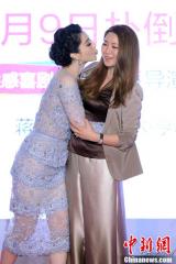 《一夜惊喜》首映 范冰冰吻导演胸部赞