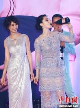 《一夜惊喜》首映 范冰冰吻导演胸部赞