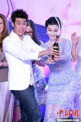 《一夜惊喜》首映 范冰冰吻导演胸部赞