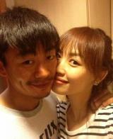 王宝强晒贴面照陪娇妻过生日