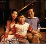 网曝李双江罕见全家福