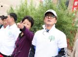 表哥？李咏戴价值三万名表赴甘肃灾区献爱心 