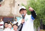 表哥？李咏戴价值三万名表赴甘肃灾区献爱心 