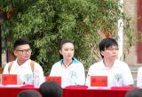 表哥？李咏戴价值三万名表赴甘肃灾区献爱心 