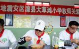 表哥？李咏戴价值三万名表赴甘肃灾区献爱心 