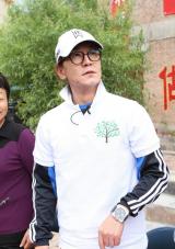 表哥？李咏戴价值三万名表赴甘肃灾区献爱心 