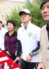 表哥？李咏戴价值三万名表赴甘肃灾区献爱心 