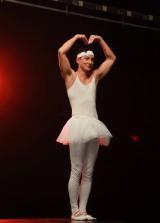 侧田mv打恶搞：吴彦祖成肌肉版小天鹅