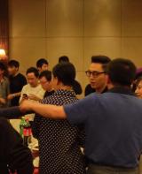 《好声音》庆功宴内场李琦吹瓶子那英豪饮(图)