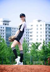 奶茶妹妹绑马尾辫打棒球秀美腿