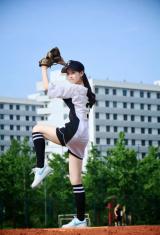 奶茶妹妹绑马尾辫打棒球秀美腿
