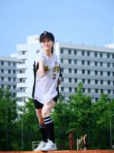 奶茶妹妹绑马尾辫打棒球秀美腿