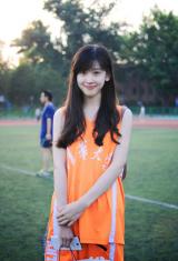 奶茶妹妹绑马尾辫打棒球秀美腿