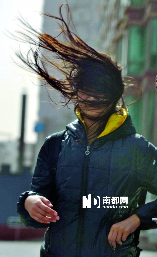 9日,大风吹散京城雾霾,但带来了同样恼人的沙尘,不少路人已佩戴口罩