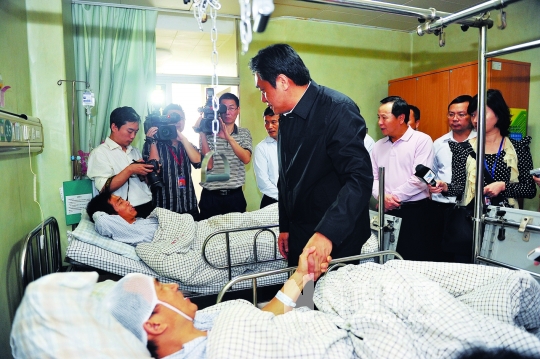 exo最新图片9人全体照_9人均为建筑物压死