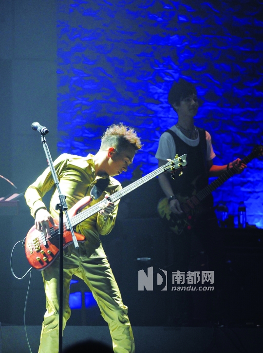 黄家强香港开唱纪念黄家驹兄弟少了两个,多了六个