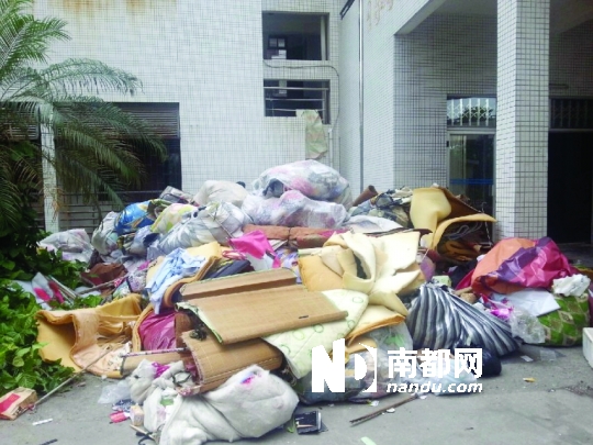 大学迎毕业季 宿舍变垃圾山