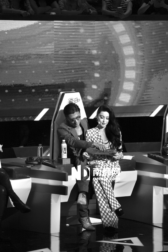 范冰冰亮相快男调戏谢霆锋 “锋菲恋”再遇调侃