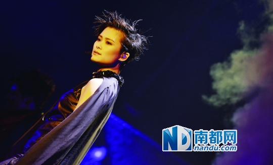公主抱、机车装、透视裙 李宇春秀足“女王范”