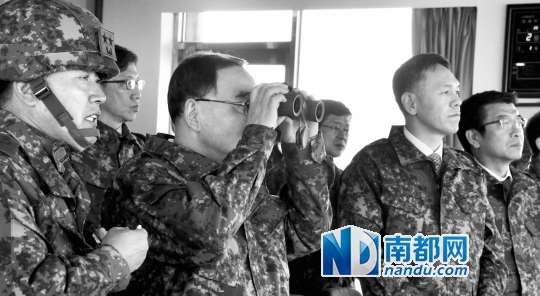韩国总理郑烘原视察了驻扎在边境的部队,并用望远镜观测朝鲜状况.图片