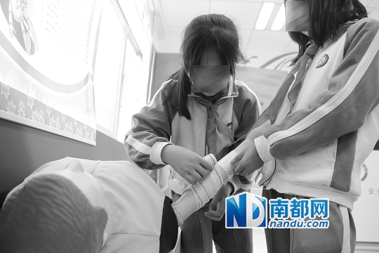 内衣公司冠名小学公益引争议