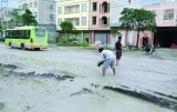 广西路烂无人修居民插秧 网友评:大师级行为艺术