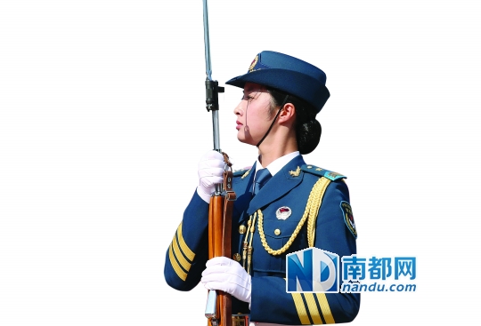 梅多夫来访,在人民大会堂东门外广场欢迎仪式上,身着07式礼宾服的1