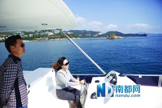 ↑林小姐驾驶77英尺长的游艇,教练观察海面情况。
